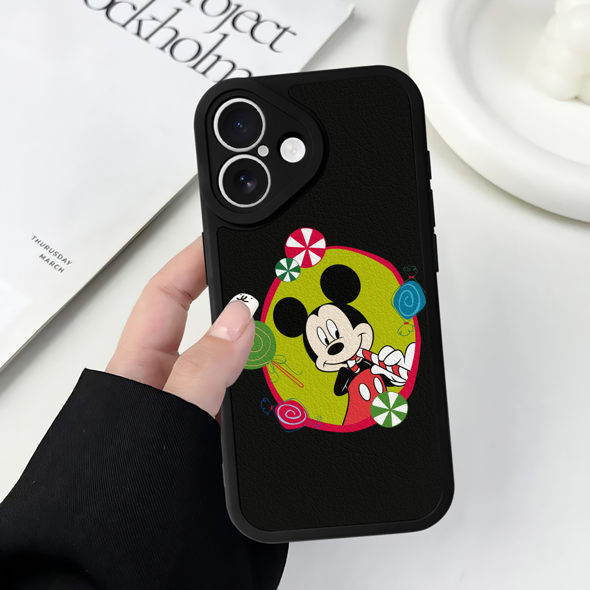（画像用） ミッキーマウス Mickey Mouse 【iPhone 16シリーズ対応】シリコンスマホケース（レザー調） 材質：シリコン